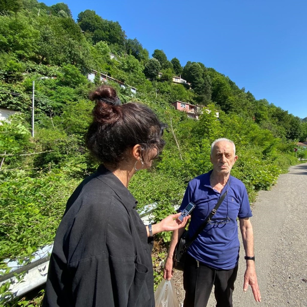 Necati Dik (1930) ile Gökgöl İşçi Sineması’nın yakınlarında, görüşme esnasında